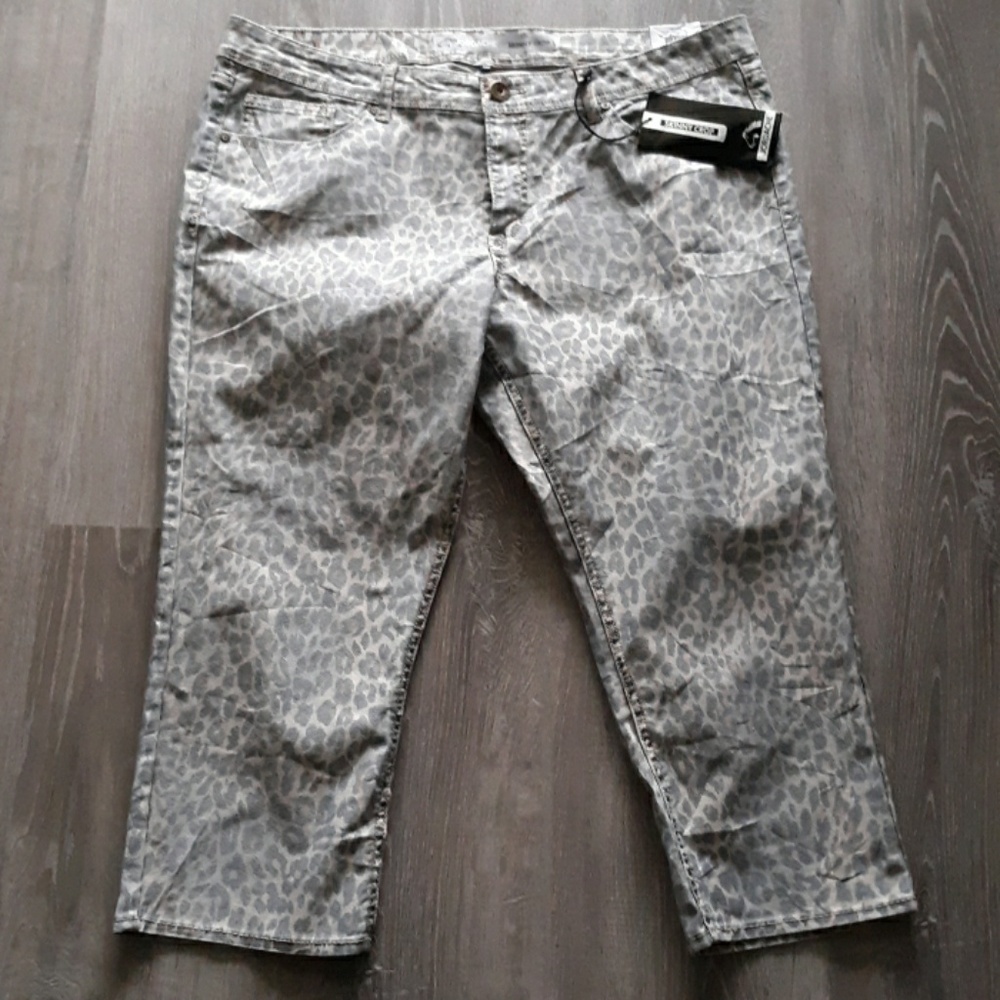 Jordache Skinny Crop Jean's  size 18 New